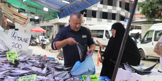 Rize tezgahlarında bollaşan palamudun tanesi 50 ile 100 liradan satılıyor